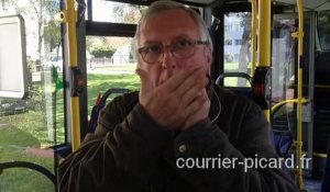 Un siffleur d'oiseaux dans le bus à Abbeville