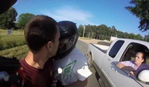 Un motard donne un coup de tête à un automobilise irresponsable