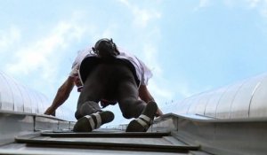 Népal : Le spiderman français escalade la tour Montparnasse en hommage aux victimes du séisme