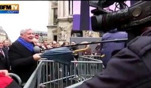 Défilé FN : Bruno Gollnisch frappe des journalistes avec un parapluie