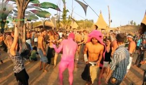 Un homme peint en rose dans un Festival