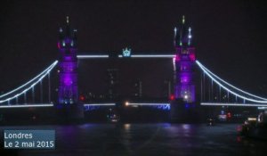 Londres s'illumine en rose pour célébrer la naissance de la petite princesse de Kate et William