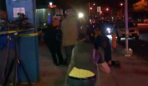Un policier de Baltimore asperge un jeune avec une lacrymo pendant les émeutes