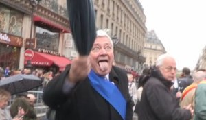 Bruno Gollnisch agresse des journalistes de «Canal+» avec un parapluie