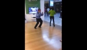 Danser comme un fou en plein centre commercial