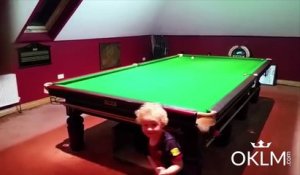 À 3 ans, il joue déjà comme un pro au billard