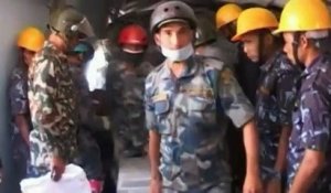 Népal : 25 millions de roupies (220 000 euros) retrouvées dans les décombres d’une banque
