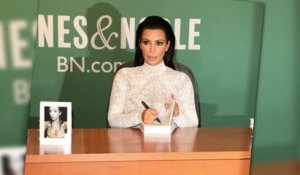 Kim Kardashian fait la promotion de Selfish dans un top en dentelle