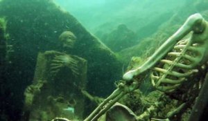 2 squelettes humain trouvés sous l'eau en train de prendre le thé... WTF?