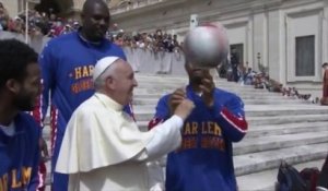 Le pape François s'essaie au basket avec les Harlem Globetrotters