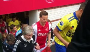 Les joueurs de l'Ajax entrent avec leurs mères