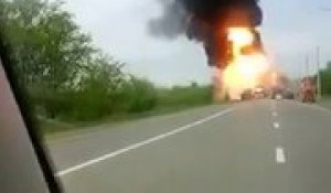 Terrible explosion d'un camion en Russie après un accident violent!