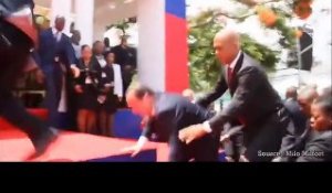 François Hollande en visite à Haïti trébuche et chute