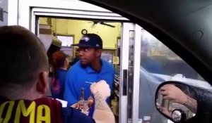 Il fait fumer des employés au drive d'un fast-food