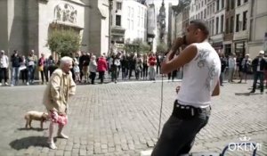 Une vieille dame danse comme une folle sur du beatbox de rue