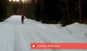 Un homme se fait charger par un ours. Il a eu la bonne réaction. Regardez on ne sait jamais ca peut servir !