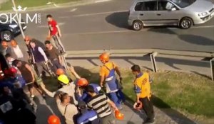 Deux groupes d'ouvriers se bagarrent à coups de marteau