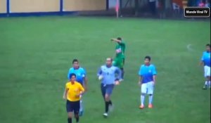 Un gardien de but défonce un arbitre en match !