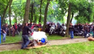 Un burn en moto qui tourne très mal : moto en feu! FAIL