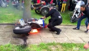 Un idiot fait un burn avec sa moto
