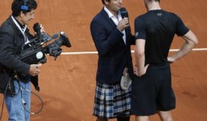 Des chutes, un service à la cuiller et un kilt : l’envers des courts à Roland-Garros