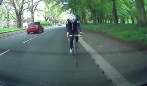 Un cycliste ne regarde pas devant lui et fonce tête baissée dans une voiture stationnée