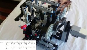 Un robot LEGO qui joue de la guitare et lit les tablatures