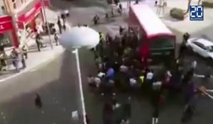Des Londoniens soulèvent un bus pour sauver un cycliste