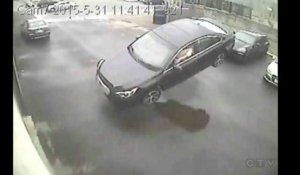 Une voiture vole et se crashe dans un mur : accident de dingue