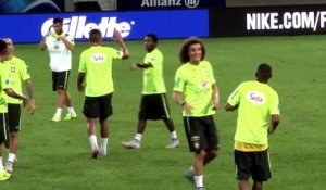 Brésil - Le drôle d'entrainement de David Luiz et Robinho