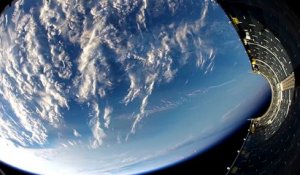 Une GoPro en chute libre depuis son orbite en direction de la terre