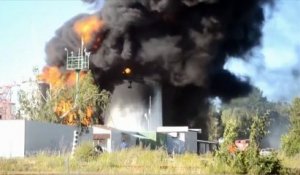 Explosions et incendie spectaculaire dans un dépôt pétrolier en Ukraine