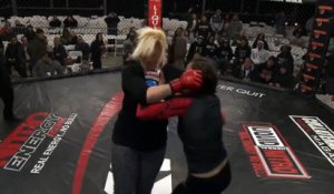 MMA : une mère de famille se prend un violent ko (Ilima Macfarlane vs Katie Castro)