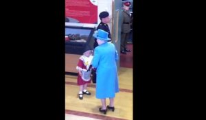Une petite fille frappée par un soldat devant la reine d'Ang