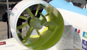 L'avion électrique d'Airbus E-Fan vole au Salon du Bourget