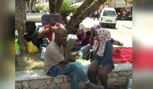 Les migrants s’installent dans un centre de refuge provisoire à Vintimille