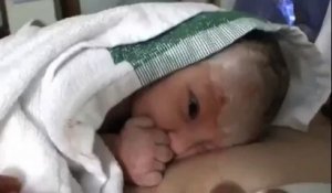 Le doigt d'honneur d'un bébé né après 15 minutes seulement