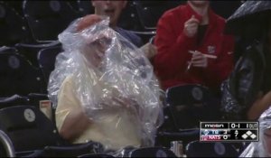 Ce fan de Baseball se retrouve coincé dans son Poncho