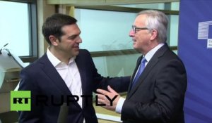 La tappe sur la joue de Juncker à Tsipras avant les pourparlers sur la dette grecque