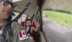 Une fillette de 4 ans ivre de joie pendant son premier vol acrobatique