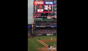 Un écureuil vole la vedette lors d'un match de baseball
