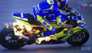 Sa moto prend feu alors qu'il roulait à 150 km/h !