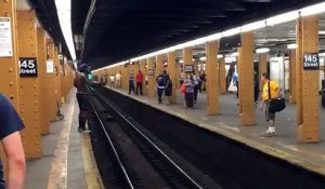 Sauter par-dessus les rails du métro Fail