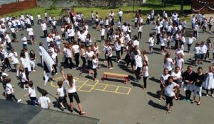 Bayeux : 500 élèves offrent un flashmob surprise à leur directrice