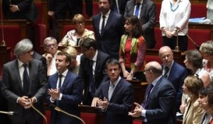 Valls fait se lever la gauche en hommage à Pasqua à l'Assemblée