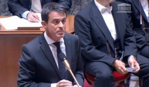 Grèce: Valls condamne les propos de Sarkozy et encense Fillon et Juppé