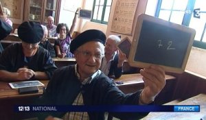 Retrouvailles émouvantes entre une institutrice de 92 ans et ses anciens élèves