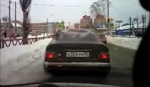 Ce russe allume son clignotant de voiture à coup de poing