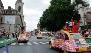 Tour de France : arrivée à Cambrai de la caravane publicitaire...