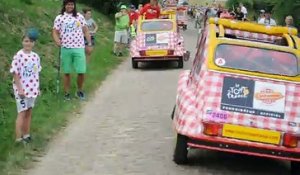 Tour de France 2015 :  la caravane publicitaire dans le secteur pavé...